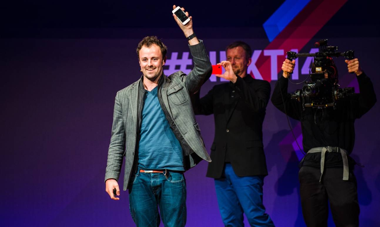  Prof. Dr. Fabian Hemmert referiert über die Zukunft der Technik in der Junior Uni.  