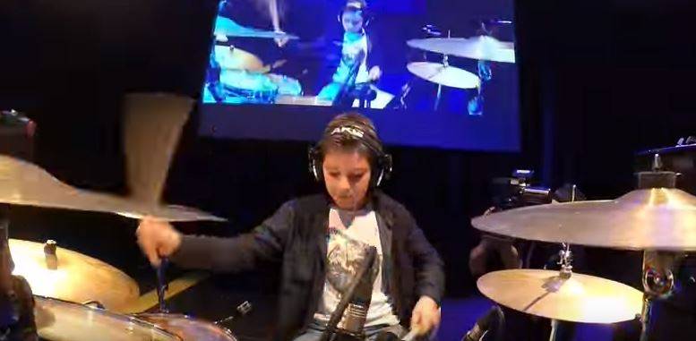  Luka Drummer voll im Einsatz auf der Bühne des Schülerrockfestivals.  