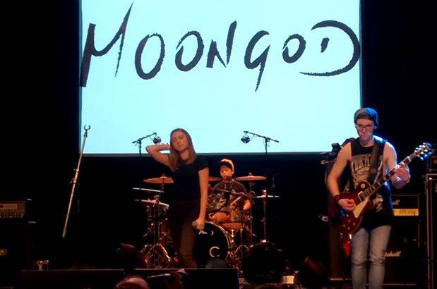  MOONGOD auf der Bühne des Schülerrockfestivals.  