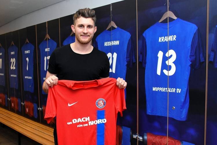  Sascha Schünemann in der Kabine des WSV. 