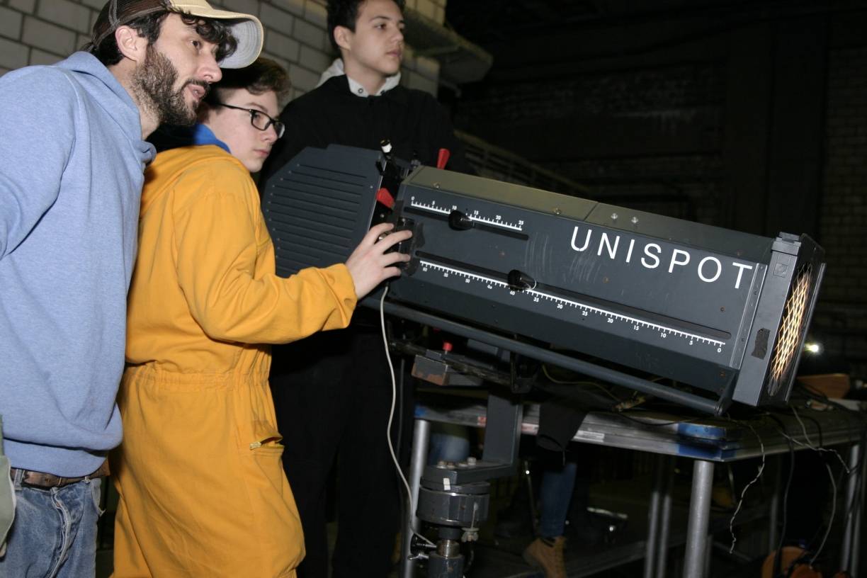  Auch das Bühnenbild und die Beleuchtung müssen richtig eingestellt werden.  