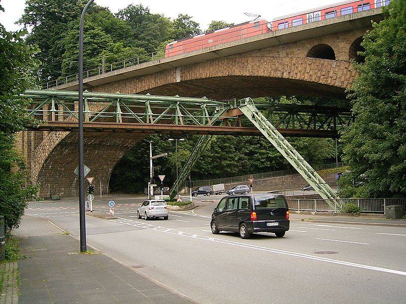  Das Viadukt in der Nähe des Stadions. 