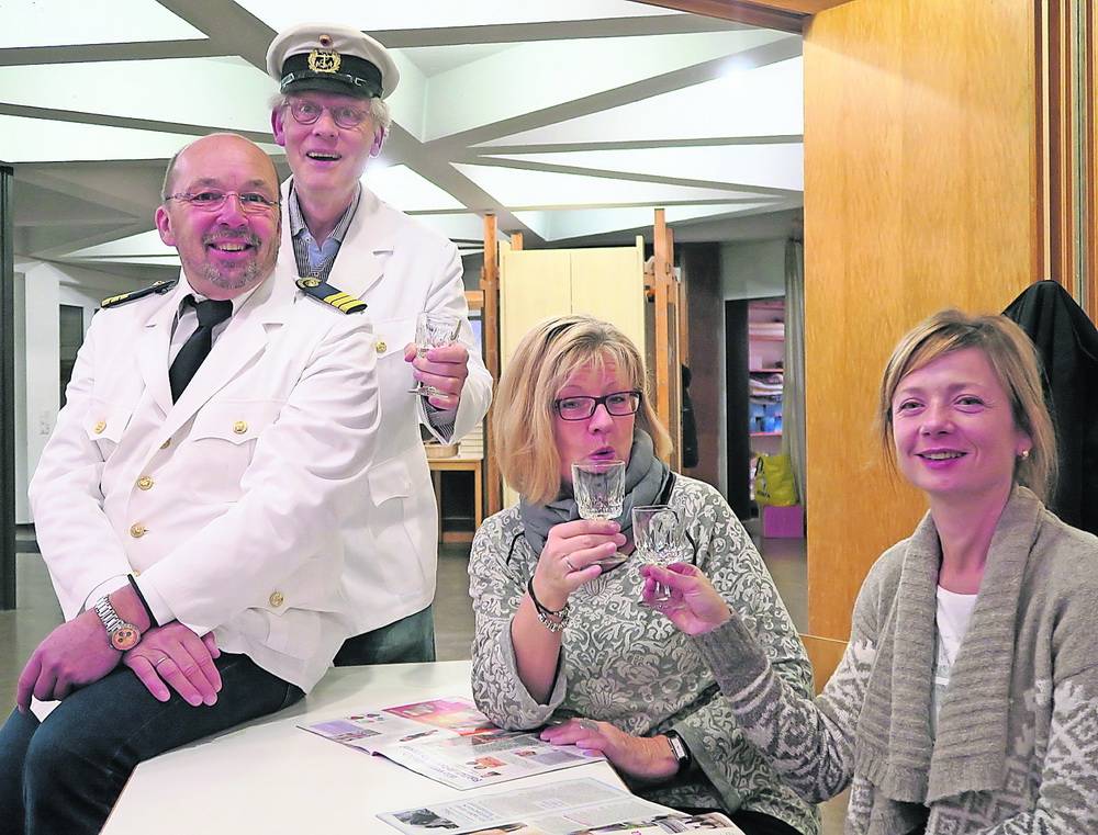  Die TTE-Akteure Hubert Gäbel, Uli Keip, Iryna Premk und Alexa Loges (v.l.) bei den Proben zum Vorjahres-Stück „Einmal Bali und zurück“. 