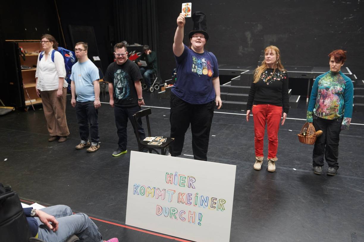  Der Zauberer (Nora Krohm) verzaubert sich ständig und spricht dafür eine wunderbare Phantasiesprache.  