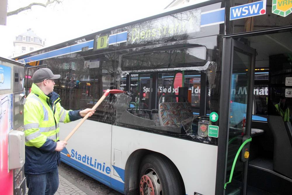 Paketwagen trifft Linienbus