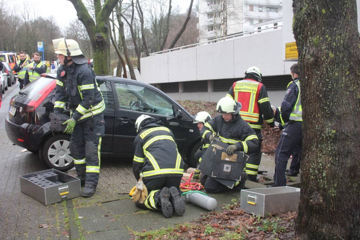 Fußgänger gerät unter Pkw