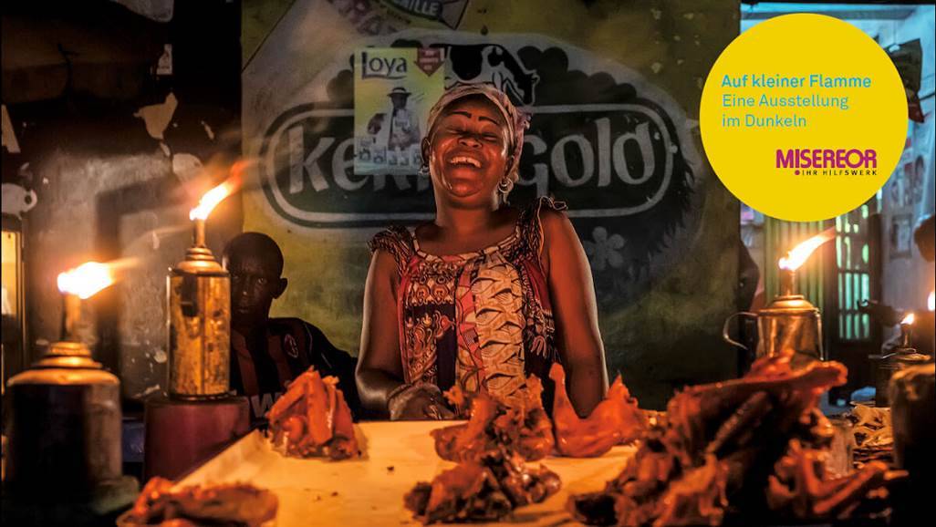  Die Ausstellung wird mit Taschenlampen im Dunkeln betrachtet.  