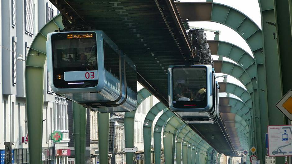 Zwei neue Schwebebahnen auf einem Bild - Foto von Achim...