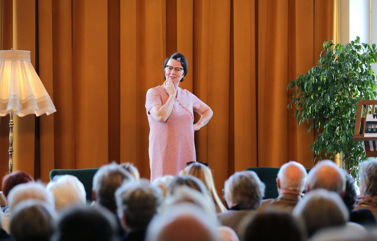  Im schicken Fummel präsentierte sich Dörte (Dörte Bald) bei der Premiere ihrer „Bühnenschau“ im Opernfoyer.  