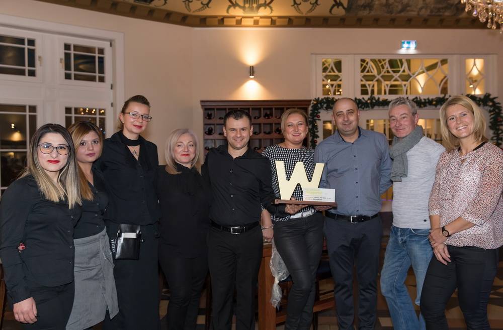  Georgios und Dimitrios Kousovistas mit ihren Ehefrauen und ihrem „Artemis“-Team bei der Übergabe des „Goldenen Service-W“. Mit von der Partie waren auch Rundschau-Mediaberaterin Stefanie Pöller und Stefan Seitz von „So schmeckt Wuppertal!“ 