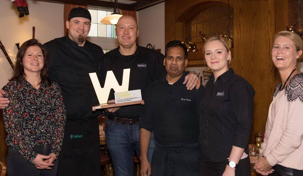  Redakteurin Nina Bossy (l.) und Mediaberaterin Stefanie Pöller (r.) übergaben die Auszeichnung an Björn Maus (v.l.), Klaus Schwarz, Selvanathan Selliah und Jennifer Salemka. 