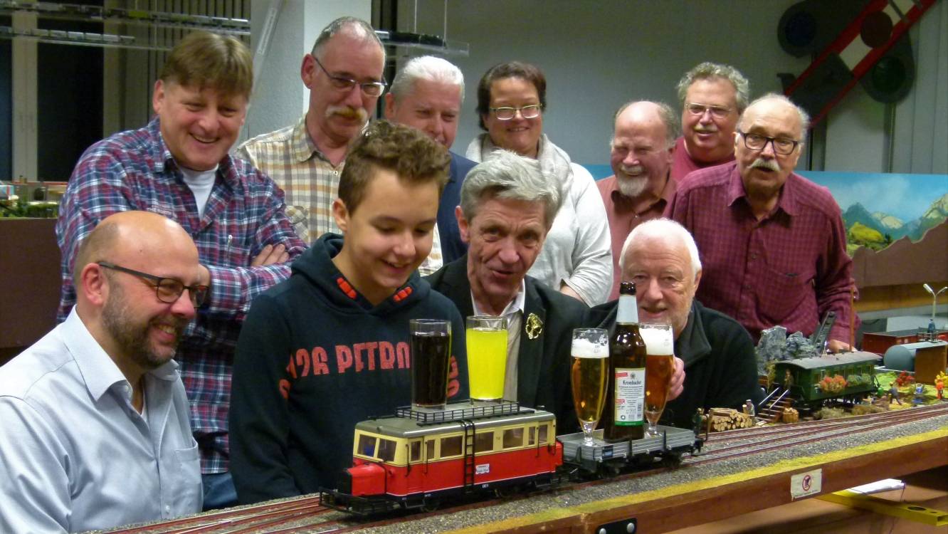  Zumindest gilt das für die Besucher der Modellbahn-Ausstellung in der Eschenstraße 81, die sich einen Platz in der ersten Reihe ergattert haben. 