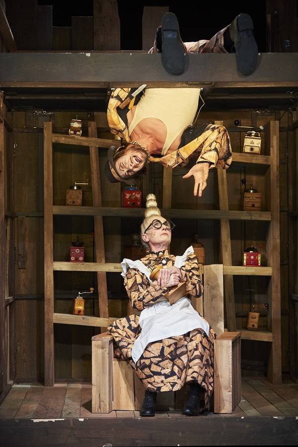  Der Räuber Hotzenplotz (Alexander Peiler) entwendet der Großmutter (Julia Wolff) deren allerschönste Kaffeemühle. 