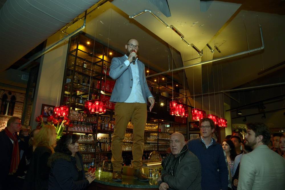  Volles Haus am Eröffnungsabend: Da musste Inhaber Thomas Wentz zur Begrüßung schon auf den Tresen klettern ... 