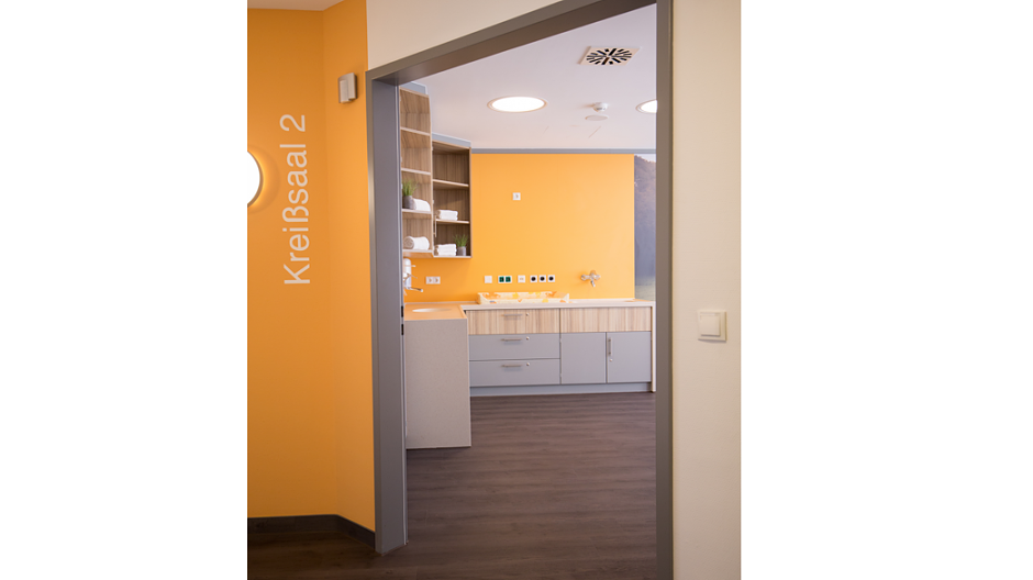Blick in den zweiten Kreißsaal. Auch hier wurden freundliche Farbe, eine Fotowand und...