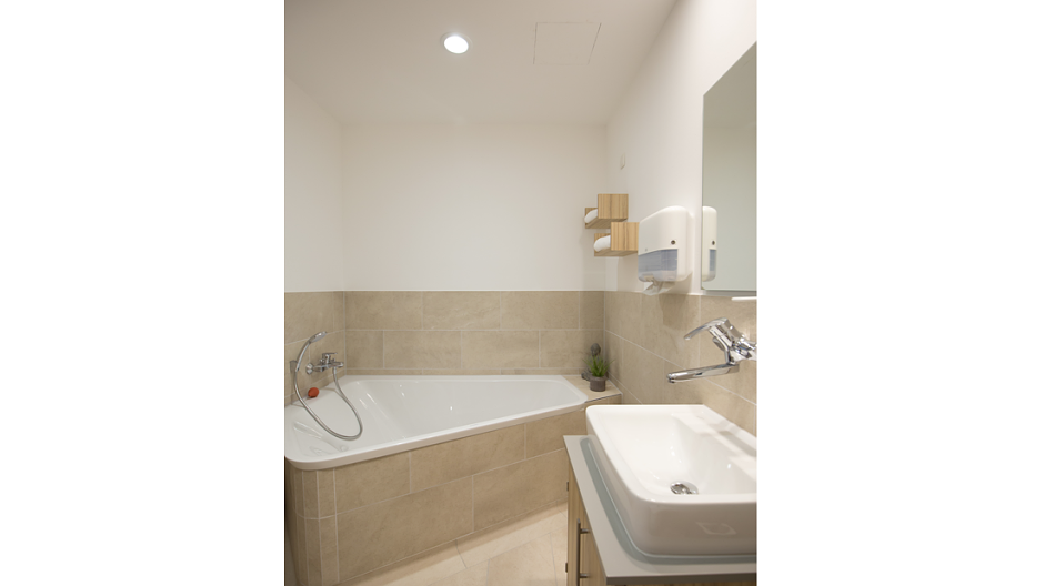 Auch die Bäder im Kreißsaalbereich wurden komplett erneuert. Die Badewanne dient zur...