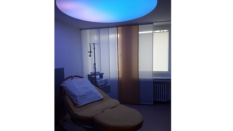 Eine große Lichtinstallation über dem Kreißbett taucht den Kreißsaal in die...