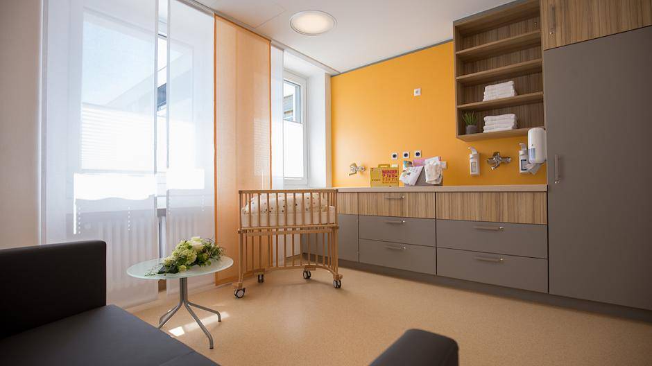 Das Familienzimmer steht den frischgebackenen Eltern für die ersten Stunden nach der...