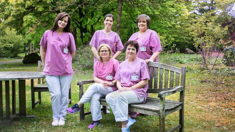 Ein Teil der Hebammen, die im Schichtsystem im Evangelischen Krankenhaus die Mütter...