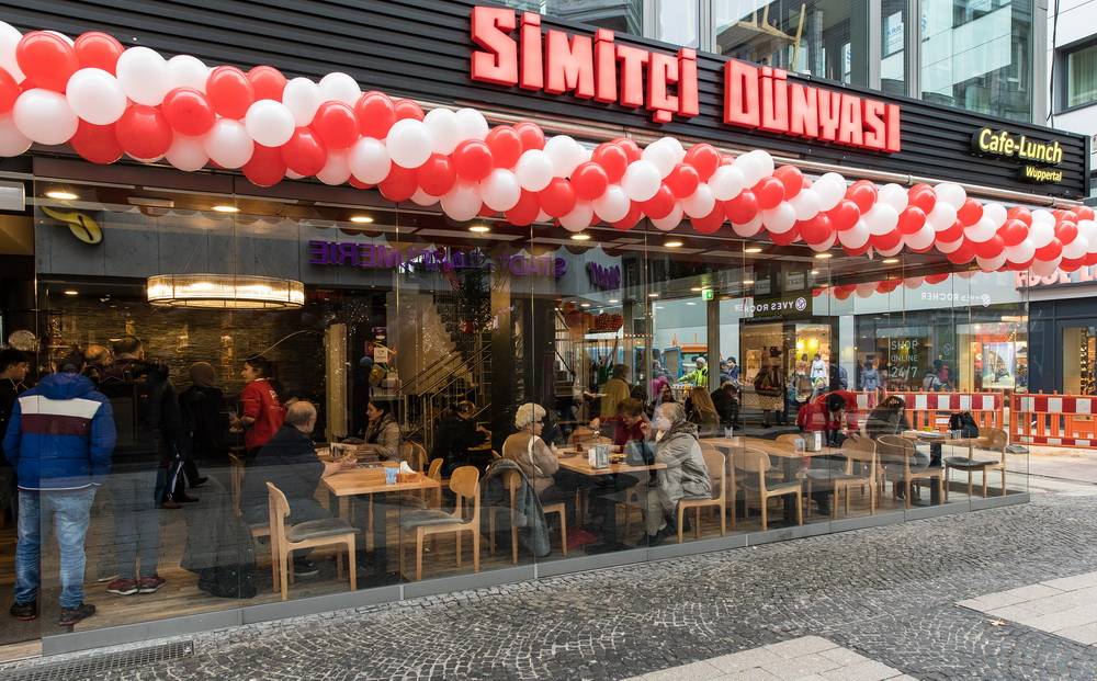  Gerade erst eröffnet hat das zweistöckige „Simitçi Dünyasi“ an der Ecke Poststraße und Schöne Gasse in der Elberfelder City. 