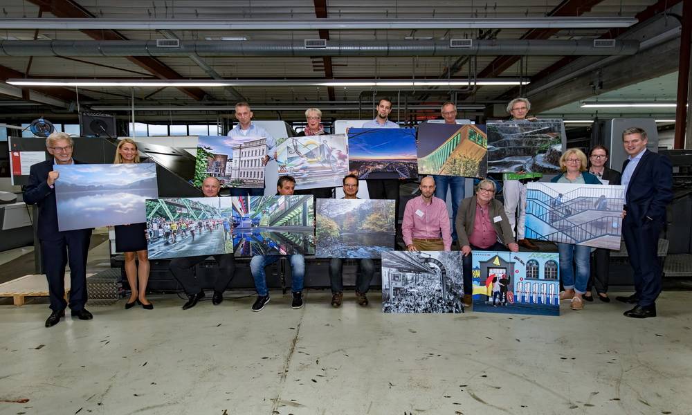  Alle zwölf Motive und ihre Fotografen mit den Initiatoren auf einem Blick vor der Ley + Wiegandt-Rotation, wo noch am Abend die diesjährigen Kalender gedruckt wurden. 