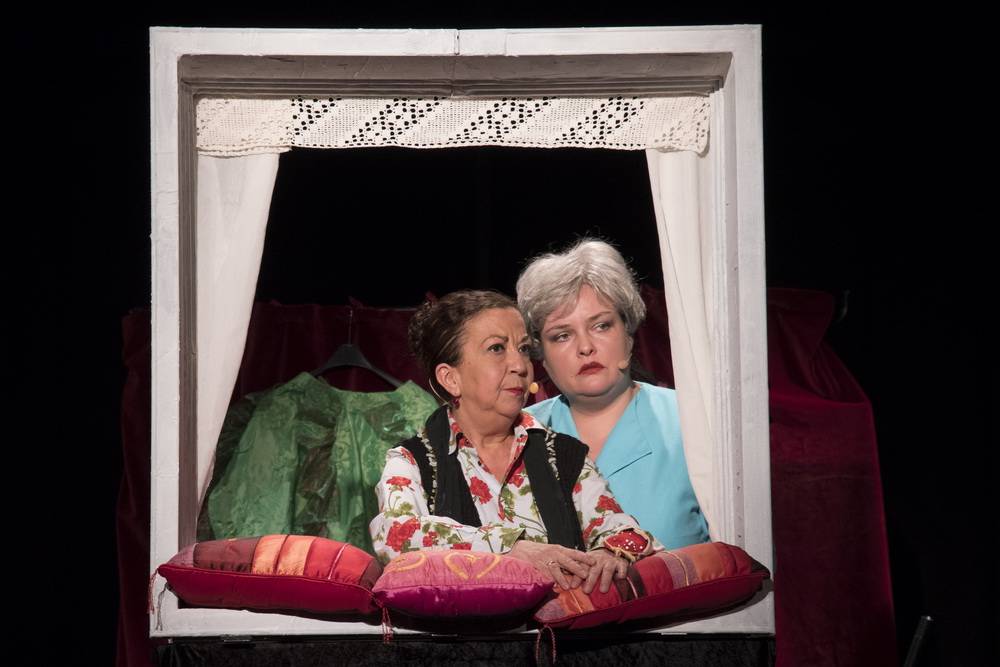  Lilay Huser und Marcia Golgowsky auf ihrem Beobachtungsposten am Fenster. Ist die neue Nachbarin Ricarda harmlos oder vielleicht gemeingefährlich? 