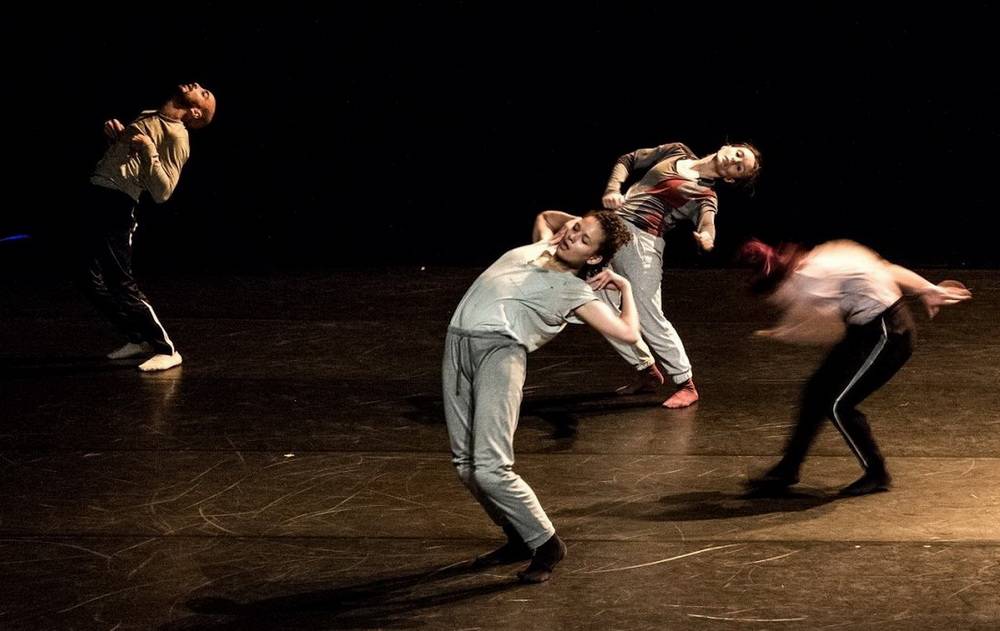 Gruppe aus Saint-Étienne tanzt in Wuppertal