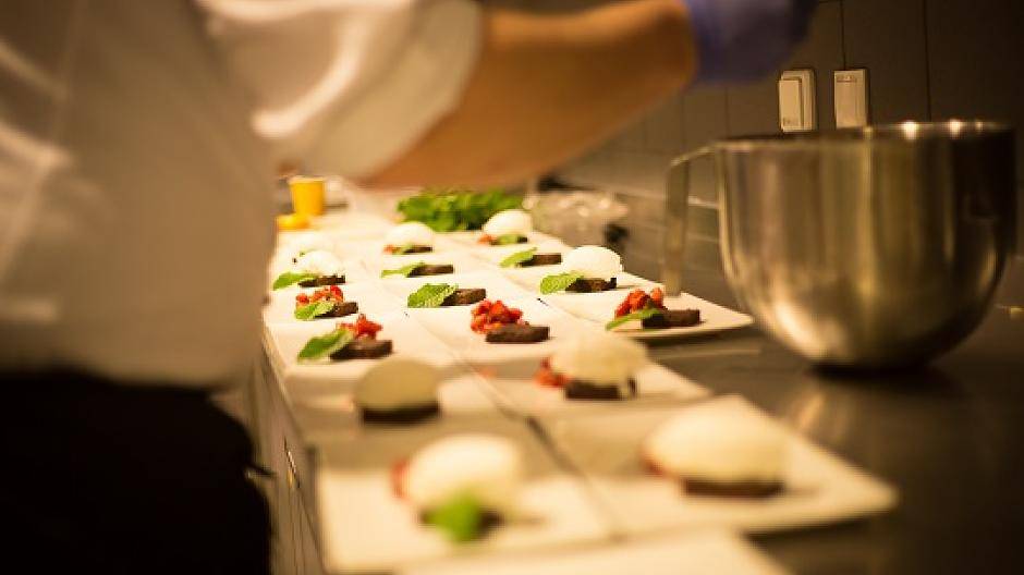 Er gehört zum Menü wie das Christkind zu Weihnachten: der...