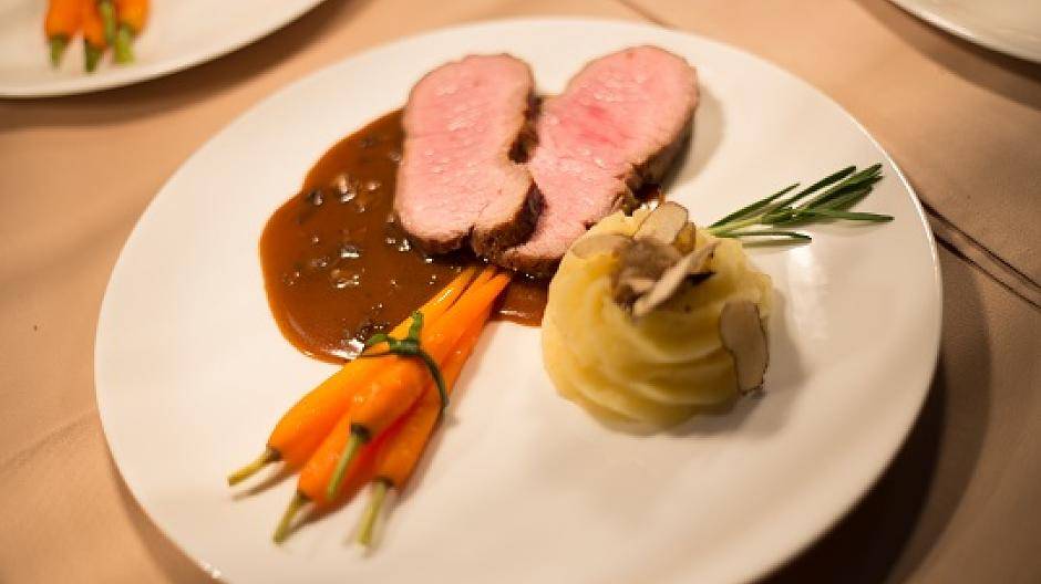 Auch das Auge isst bekanntlich mit — auch das Anrichten der Speisen will gelernt...