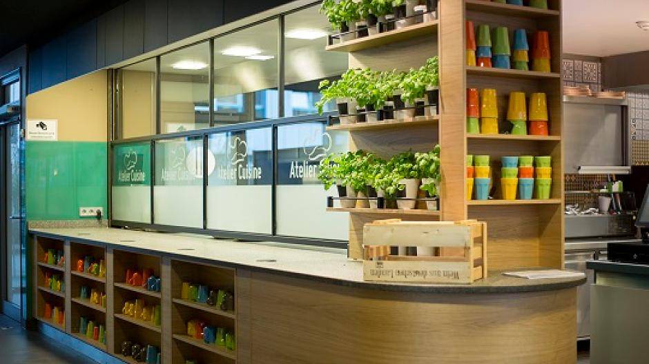 Die neu integrierte Kochschule bietet Platz für Kleingruppen von bis zu 8 Personen....