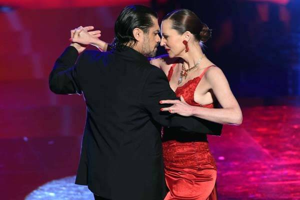  Nicole Nau ist eine der weltbesten Tango-Tänzerinnen (hier im Bild mit ihrem Lebensgefährten Luis Pereyra). 
