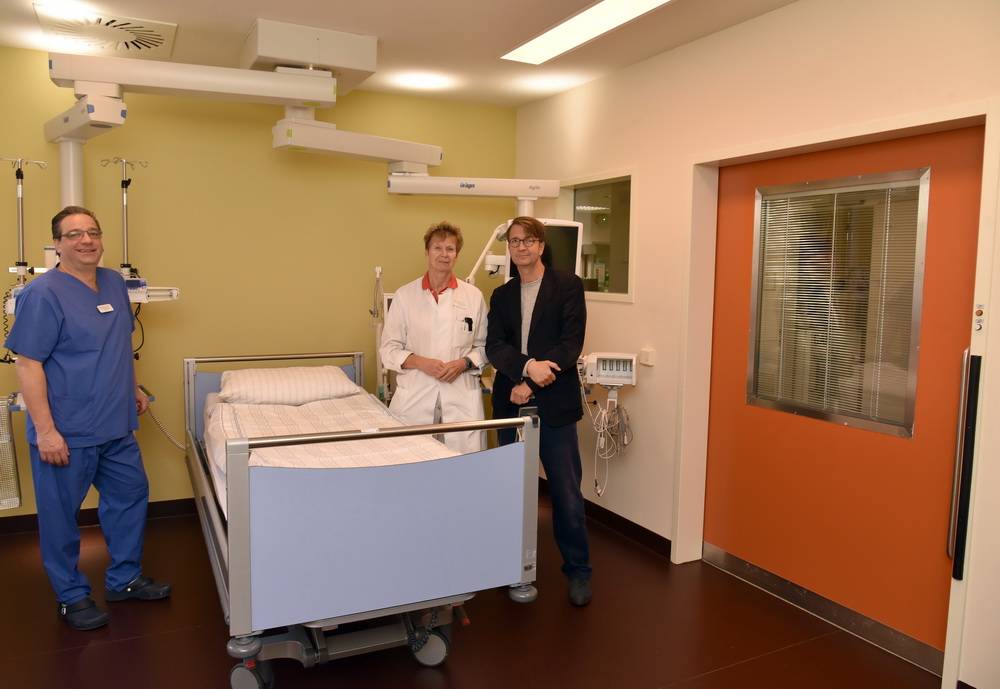  Stationsleiter Alexander Höch, Dr. med. Gabriele Wöbker (Chefärztin der Klinik für Intensivmedizin) sowie Farbforscher Prof. Dr. Axel Buether (Bergische Universität Wuppertal). 