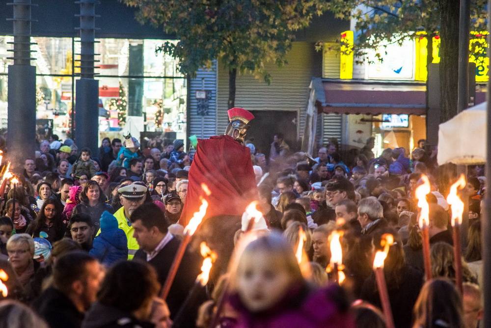  Mit Fackeln und zwei St. Martins zieht der Martinsumzug durch die Barmer Innenstadt. 