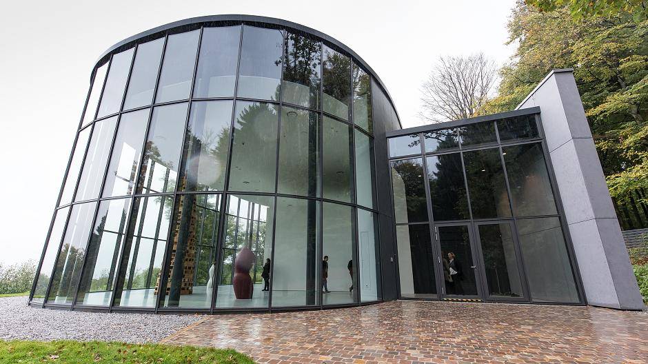 Cragg eröffnet neue Halle im Skulpturenpark