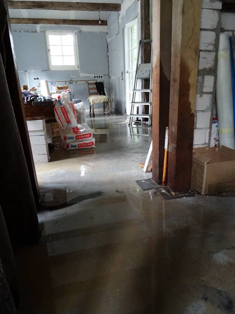  Eine Innenaufnahme zeigt einen Teil des mit Wasser gefüllten Erdgeschosses. 