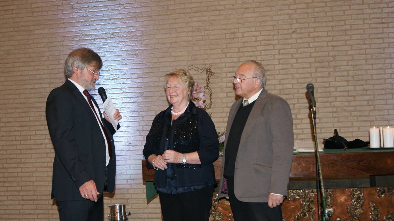  Vor 50 Jahren haben Agnes und Fritz Brüninghold in der Rotter Kirche geheiratet. Jetzt gab’s einen Erinnerungsglückwunschstrauß von Pfarrer Dieter Albat (links). 