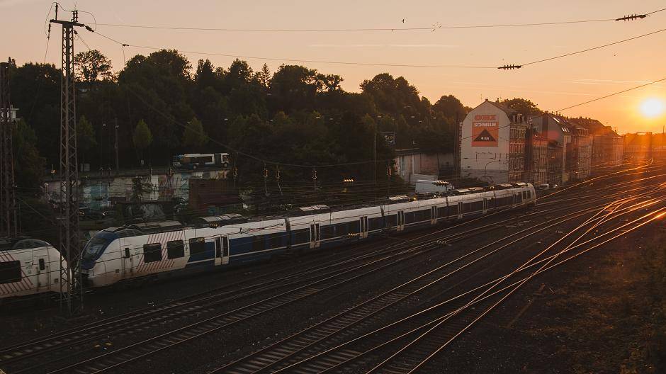 Deutsche Bahn im Sonnenaufgang...