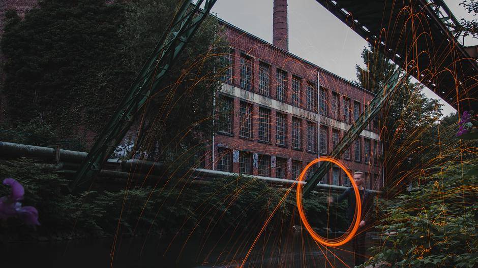 Das sind die #schwebebahn -gleise am BiZ... ungewöhnlich in Komposition gesetzt Danke...