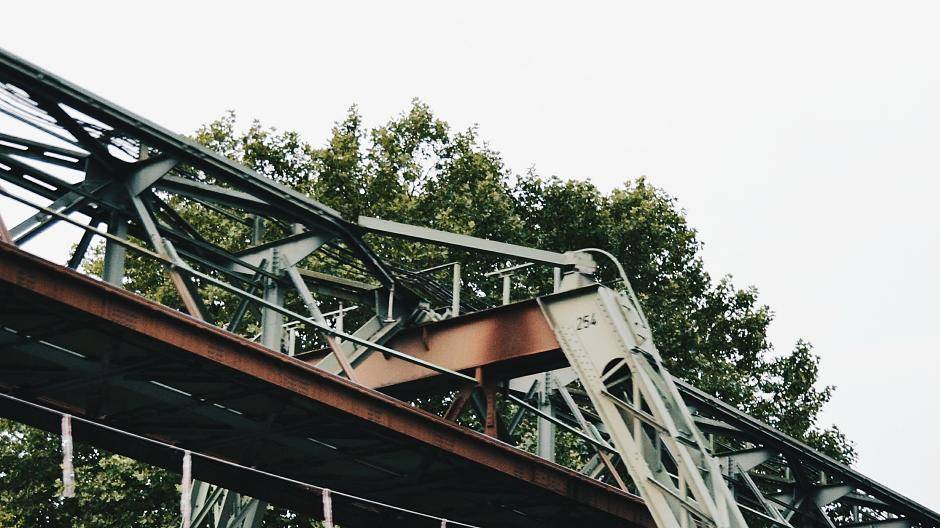 Tag 3 · Die Schwebebahn. Für Wuppertaler ein öffentliches Verkehrsmittel. Für...