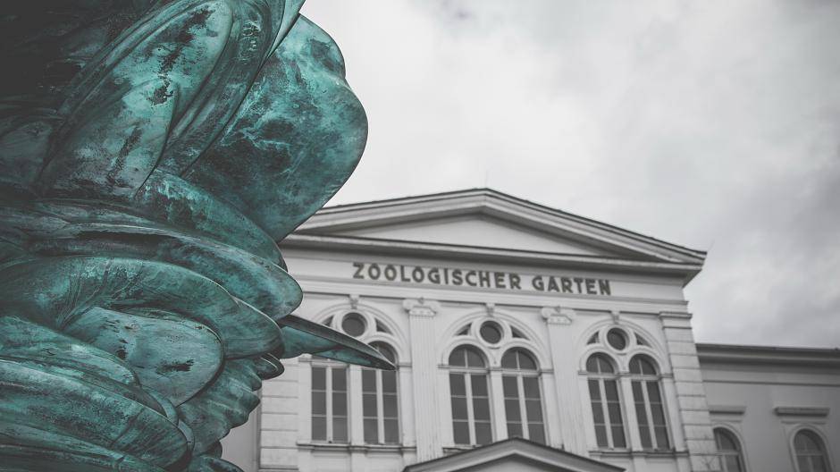 Ich bin ganz fasziniert davon, dass man in der ganzen Stadt verteilt Skulpturen von Tony...