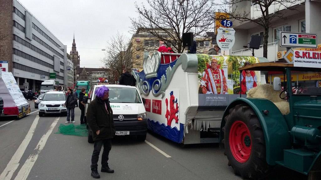 Die Wagen stellen sich am Hofkamp auf. Hier der des...