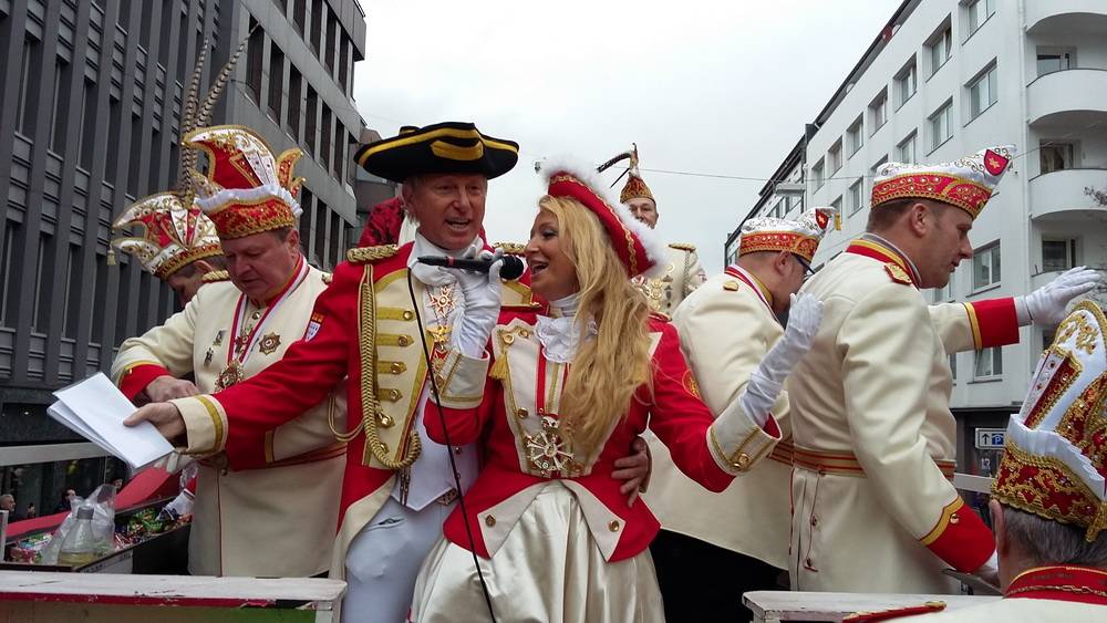 Schlagersängerin und DSDS-Teilnehmerin Vivien Scarlett Heymann auf dem Wagen der...