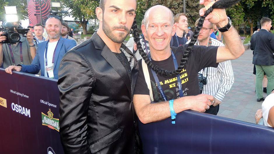 Der auffälligste Typ im ESC 2017 ist Slavko Kalezic, sein Song heißt "Space". Ich habe...