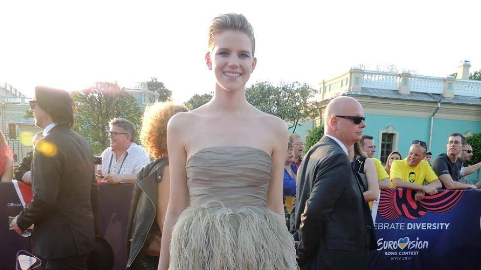 Levina aus Deutschland mit kurzem Rock und Federbesatz! Sie war wie  immer ganz...