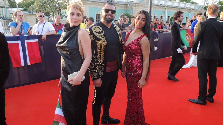 Der Ungar Joci Papai in der Mitte. Die schwarzhaarige Frau ist die Tänzerin auf der...