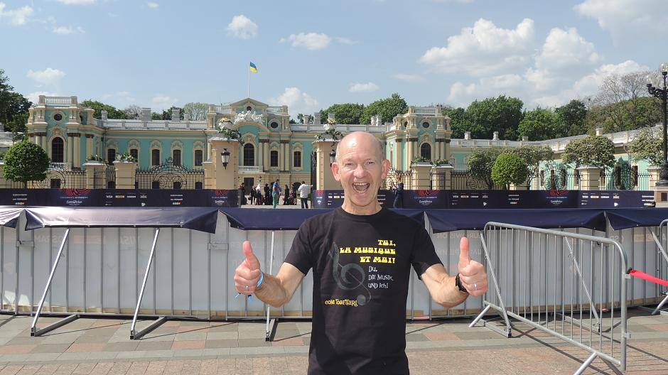 Peter Bergener vor dem Mariinsky Palast am roten...