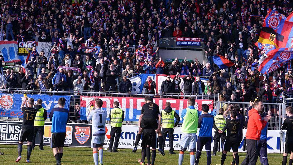 Die Gegengerade war fest in...