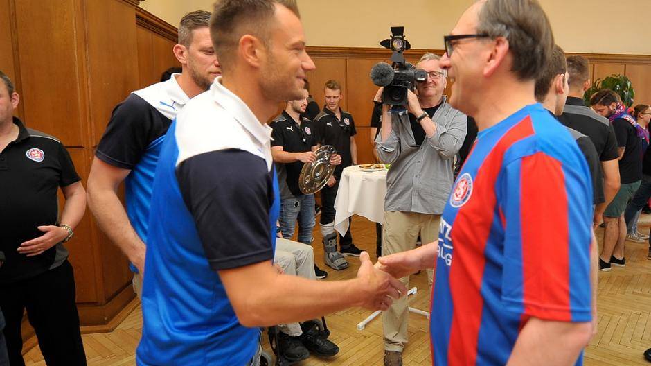 Sportdirektor Manuel Bölstler (li.) mit OB...