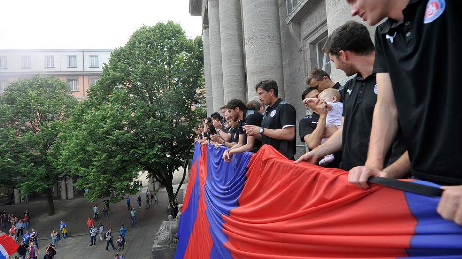 Die Spieler jubelten vom...