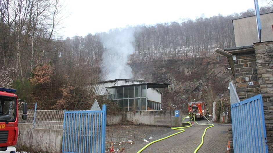 Brand in Pkw-Lagerhalle